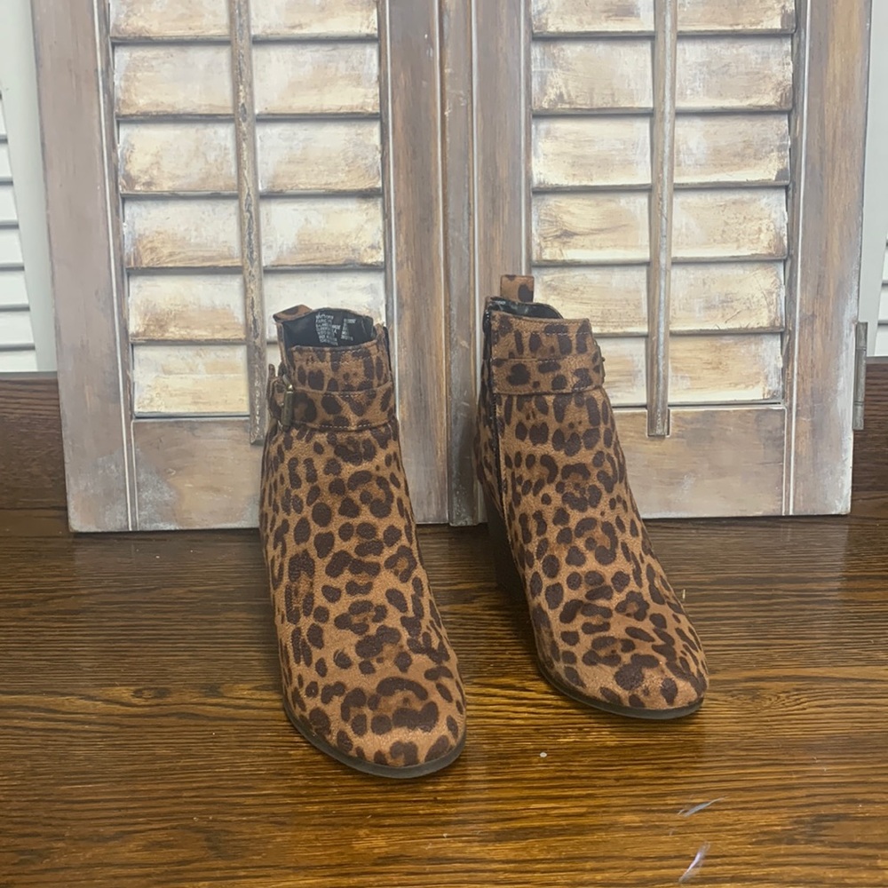 Time and Tru cheetah print shoe. Size 7.